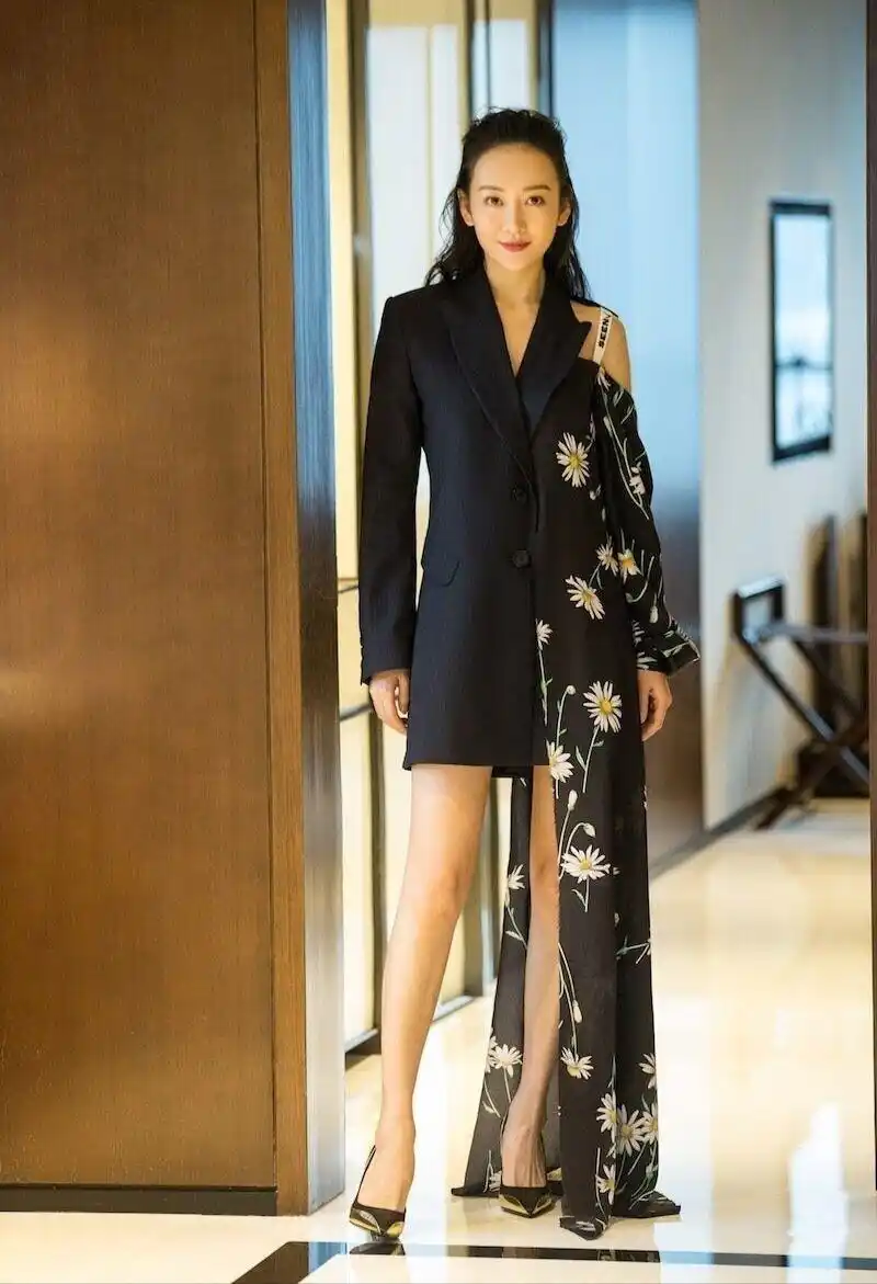 王鸥这是要迷倒众直男拼接撞色西装裙露出修长大长腿赚足眼球