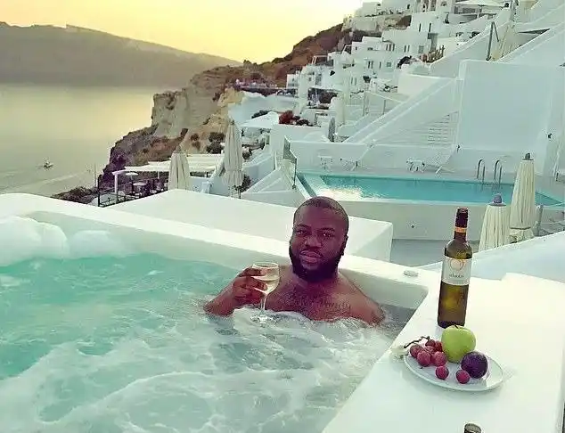 今年38岁,因为经常在网络上晒购买奢侈品,坐私人飞机,在大豪宅度假而