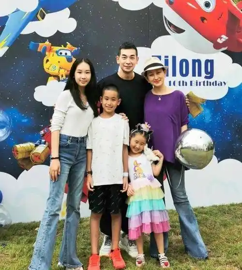 赵文卓为儿子庆生,一家人超甜蜜,大女儿身高超过妈妈_爸爸_赵子龙