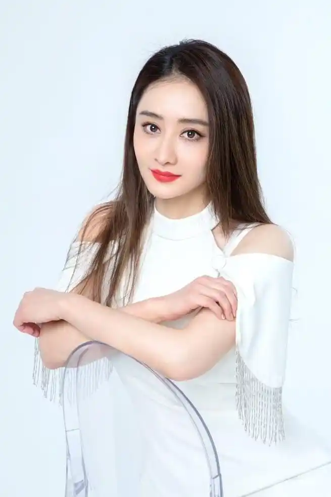 原创陈德容一袭白裙仙气飘飘,流苏装点加开叉设计,性感又时髦