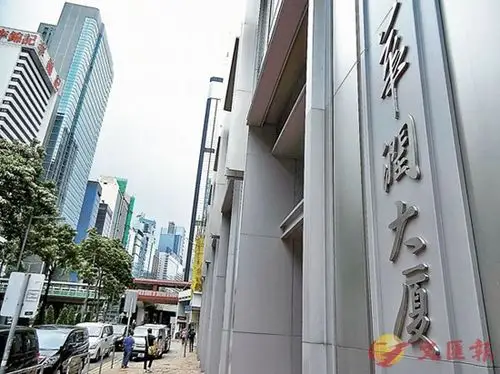 图右为湾仔华润大厦. 资料图片