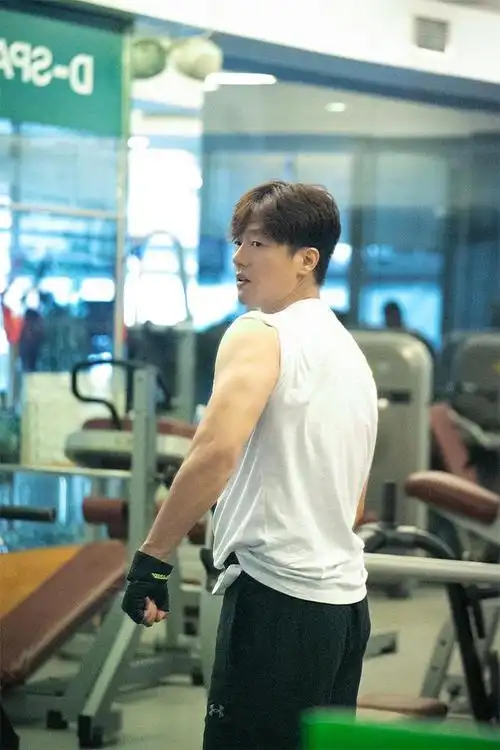 凌潇肃健身房大秀胸肌 嘶吼式锻炼笑翻网友