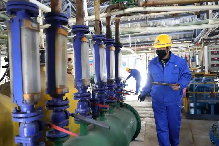 2月7日,温县亚明化工有限公司职工在生产线上加紧生产次氯酸钠消毒液.