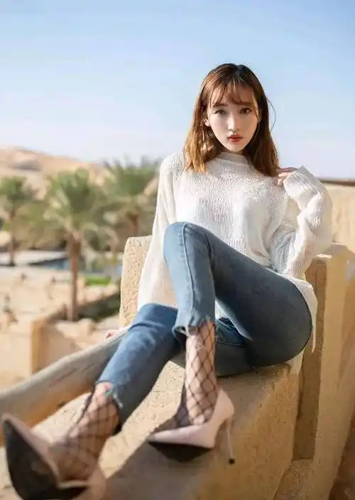 原创春季针织衫搭配牛仔裤时尚穿搭日常生活照