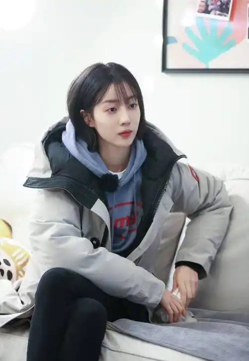 照片中,李溪芮还是一如既往的一头短发,稀薄的刘海,看上去非常年轻有