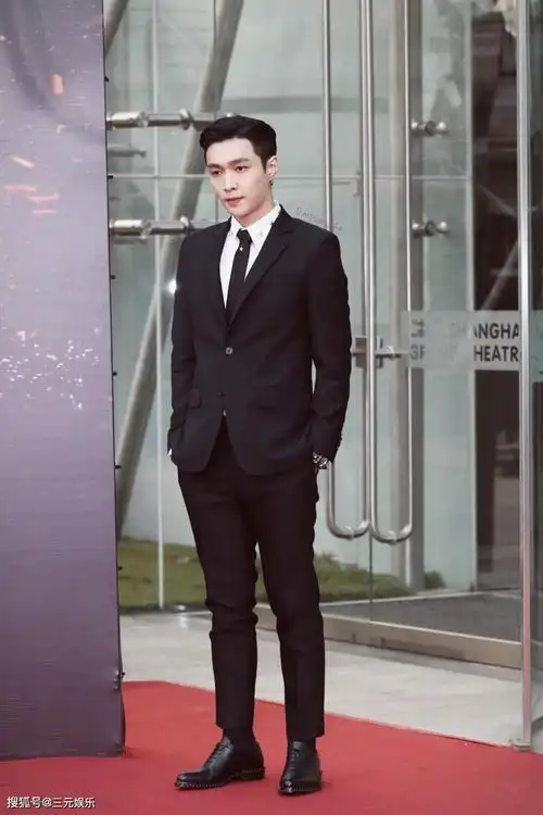 原创张艺兴穿西装出席活动,正面照颜值爆表,侧面照让人不敢恭维