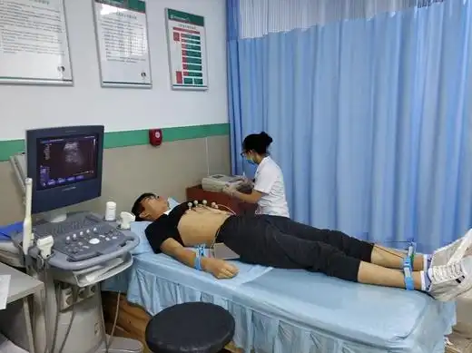 现场作业人员做心电图检查