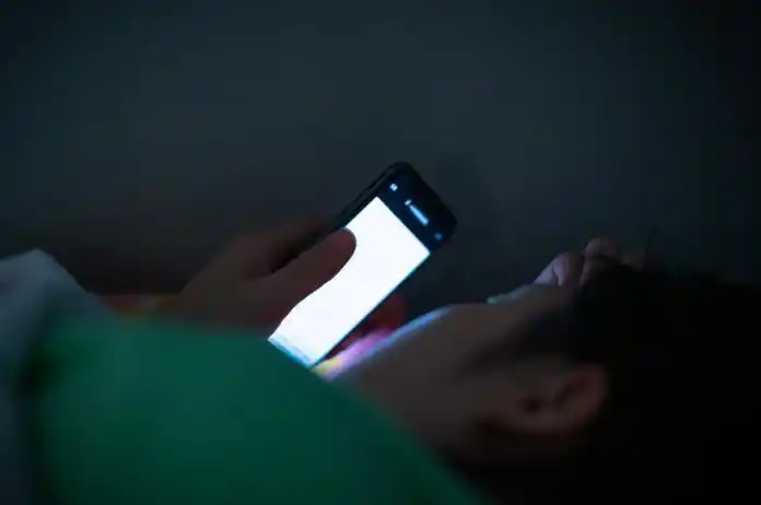 面对沉迷手机的孩子,家长除了吼叫还能做什么