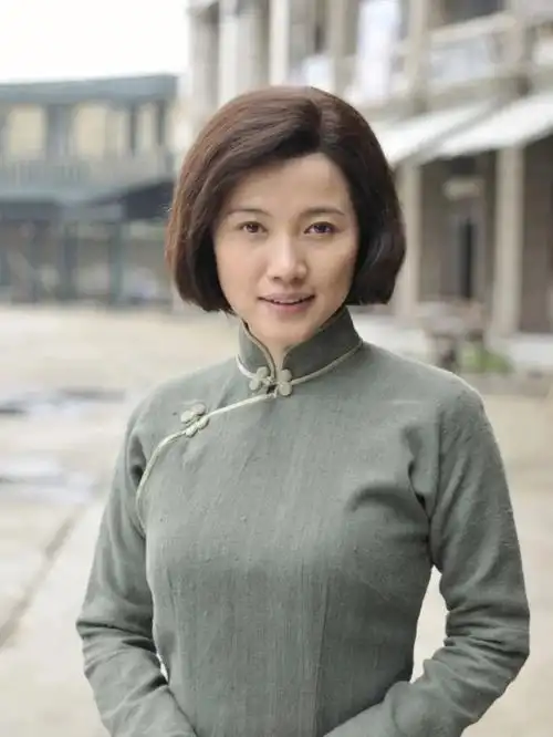 提到颜丙燕,总说那部万箭穿心,我倒挺喜欢她演的这部电视剧借枪,剧是