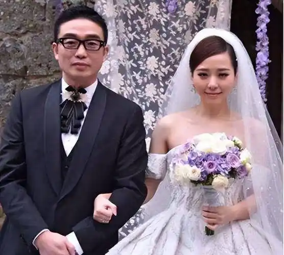 离婚4年后,回头再看冯轲张靓颖二人境遇,夫妻差距一目了然_母亲_父亲