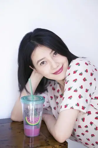 高圆圆产女复工,花衬衫搭中长发,40岁"女神"有冻龄秘诀?