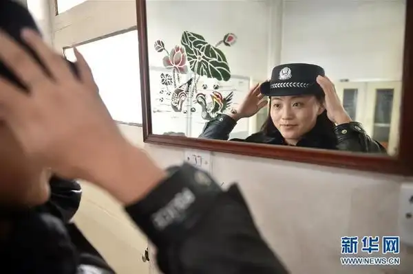 1月26日,田小凤在整理妆容准备执勤.