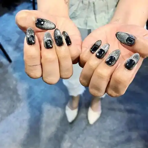 简约又耐看的欧美风美甲!太酷了!