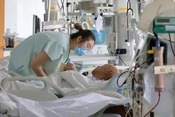 一位70岁老人躺在重症监护室,全身器官衰竭痛不欲生,靠导管进食,呼吸