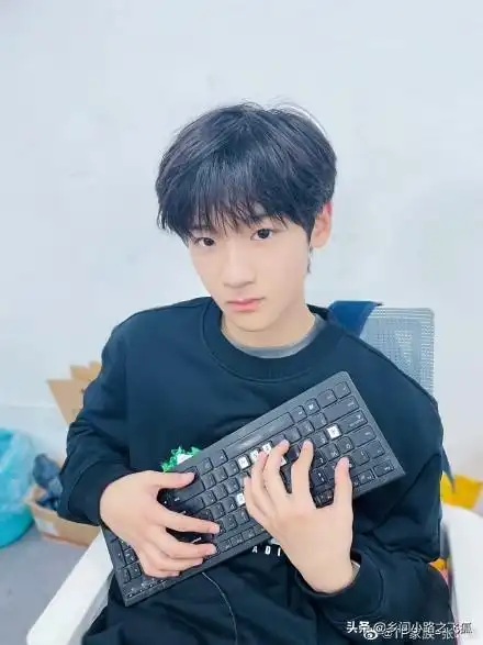 张峻豪微博晒近照又长高了顺毛造型乖巧清爽