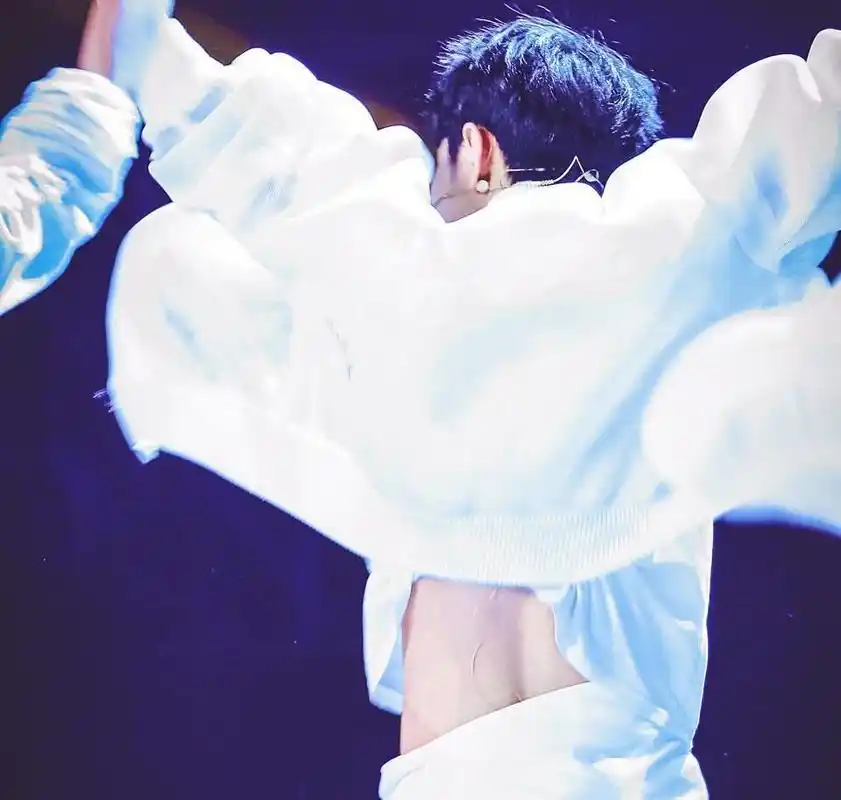 这些男星都拥有少女腰,蔡徐坤蚂蚁腰细过宋威龙,最夸张的是他