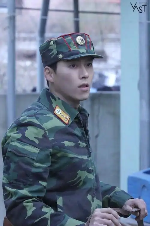 爱的迫降玄彬帅气花絮照公开来围观大尉的军服英姿吧
