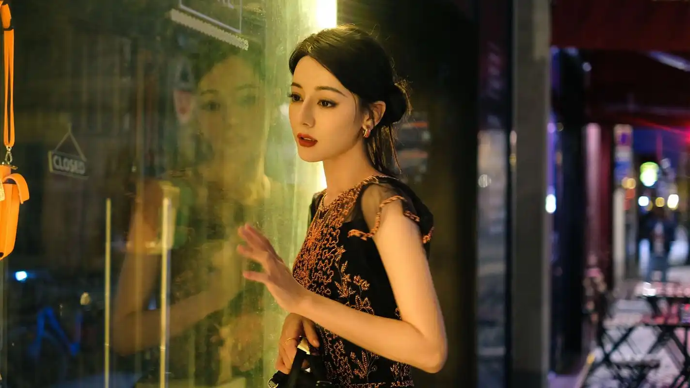 迪丽热巴因行程安排被粉丝吐槽,大粉内讧,散粉回踩,质疑其退圈当