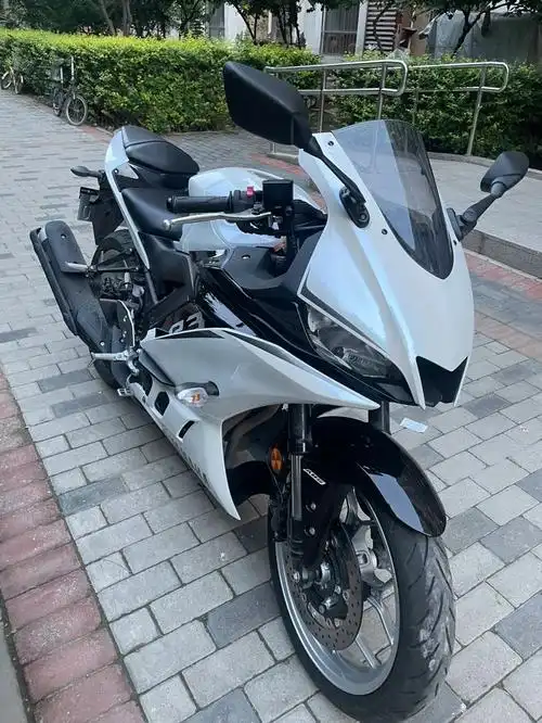 雅马哈r3银色闪电