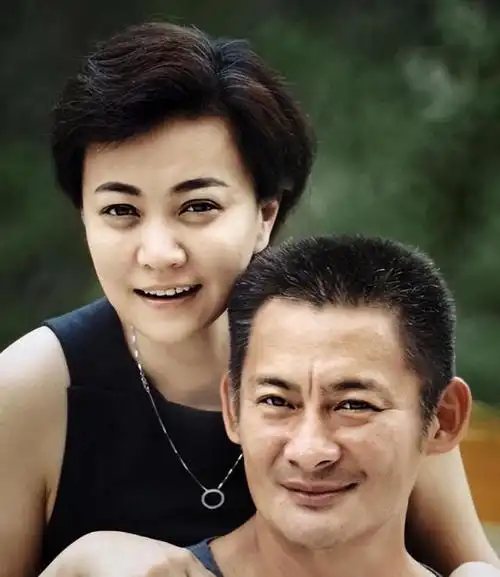 自2000年起,景岗山在妻子的精心策划下,步入了绚丽多彩的演艺圈,开启