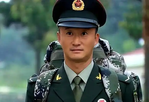 演员吴京晒军装照片惹麻烦,遭大v当众质疑违规:不是军人别乱穿