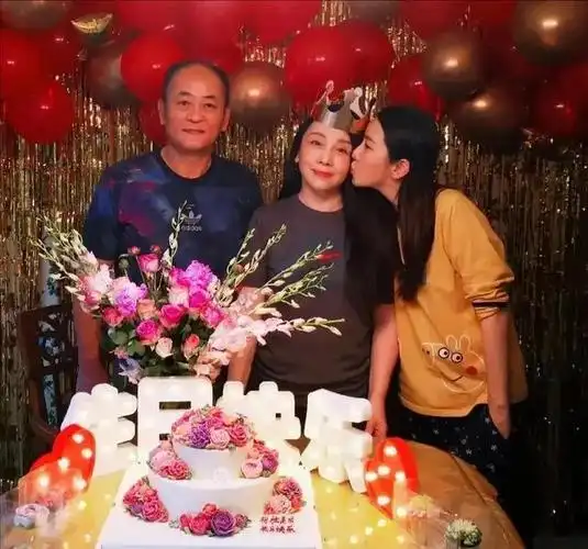 李思思罕见晒全家福!母亲颜值比她还高,优雅大气,一对母女花