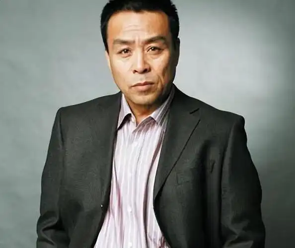 著名演员储智博:和初恋结婚,异地分居16年,明星女儿成他的心结