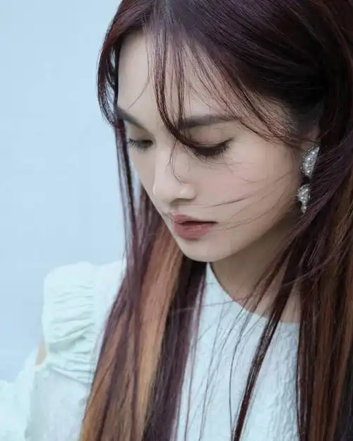 杨丞琳穿纯白色泡泡袖公主裙,五官小巧可爱减龄