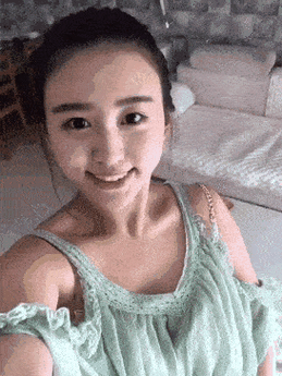 宋仲基带40岁英国娇妻看球赛女方产后显老男方却满眼爱意