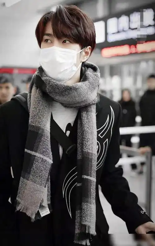 王一博穿黑色中长款大衣配上方格围巾绅士风满满