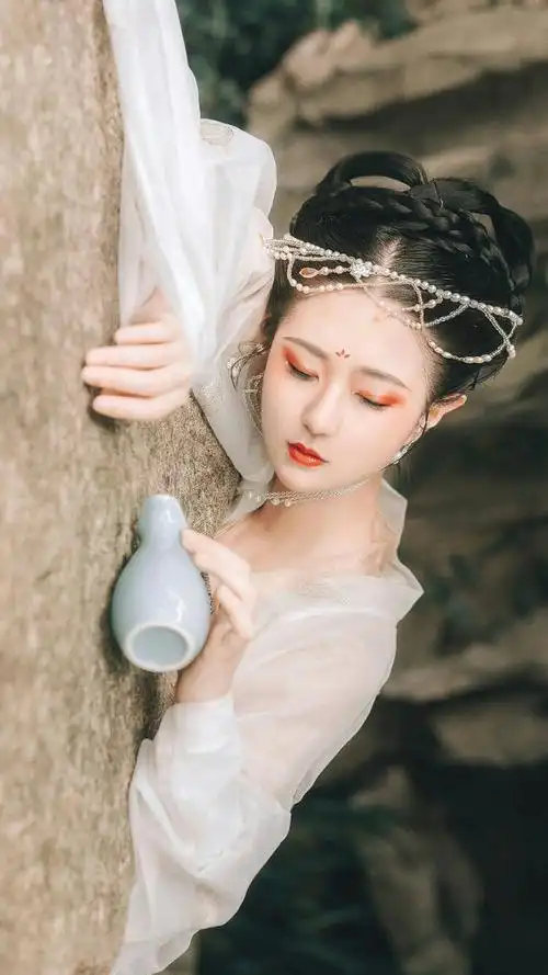 千秋无绝色悦目是佳人倾国倾城貌惊为天下人古风真人女头乛凤倾颜图源