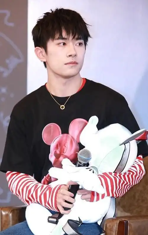 易烊千玺生图好有少年感穿老气红条纹也时髦帅气值难挡