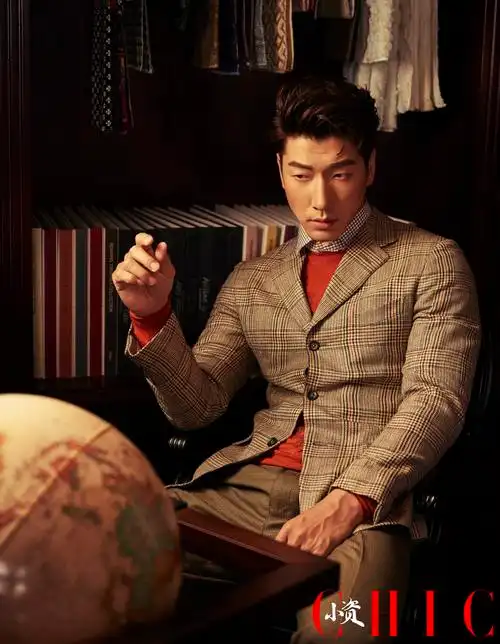 /p> p>2004年,张亮正式步入职业模特的道路.