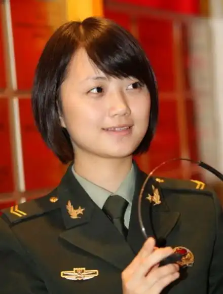 中国女兵#给出响亮答案:颜值爆表的才是短发.