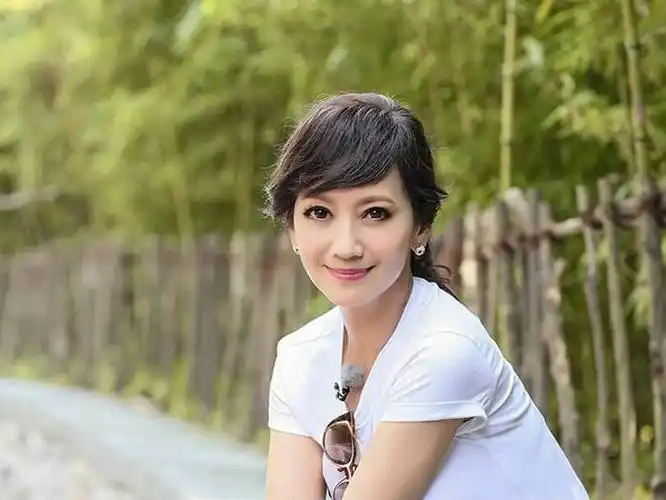 60岁赵雅芝风韵犹存,粉丝不减当年,粉丝都喜欢这种有韵味的女明星吗?