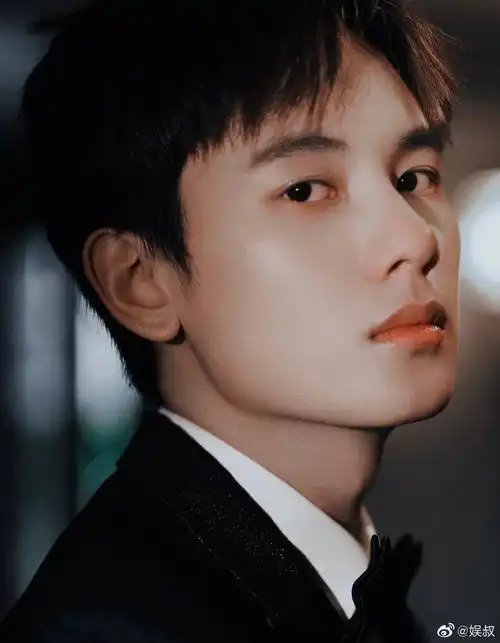 胡先煦西装造型好帅,感觉他好像瘦好多 !