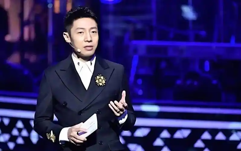 撒贝宁这个显眼包,走哪闹腾到哪!入乡随俗的搞笑之王_舞台_全能_篮球