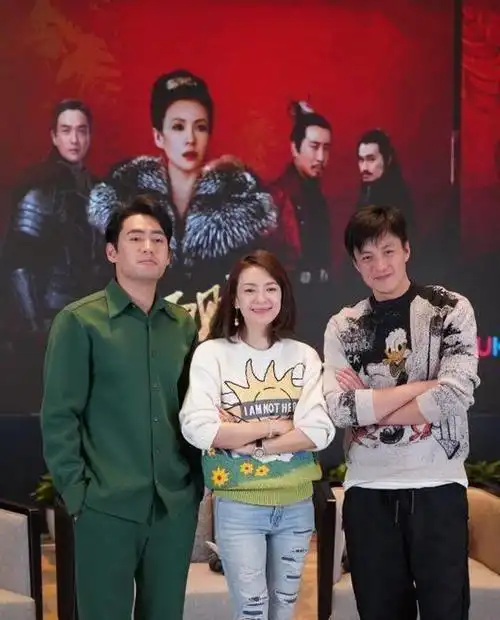 汪峰明天发新歌章子怡太兴奋和周一围穿情侣装私下里一样甜