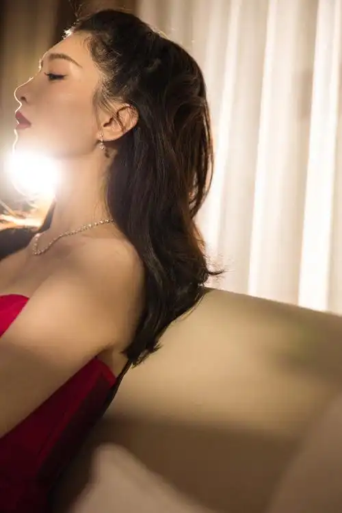 江疏影超话星光大赏红毯look,一袭玫红色鱼尾裙亮相,巧妙复刻海报插画