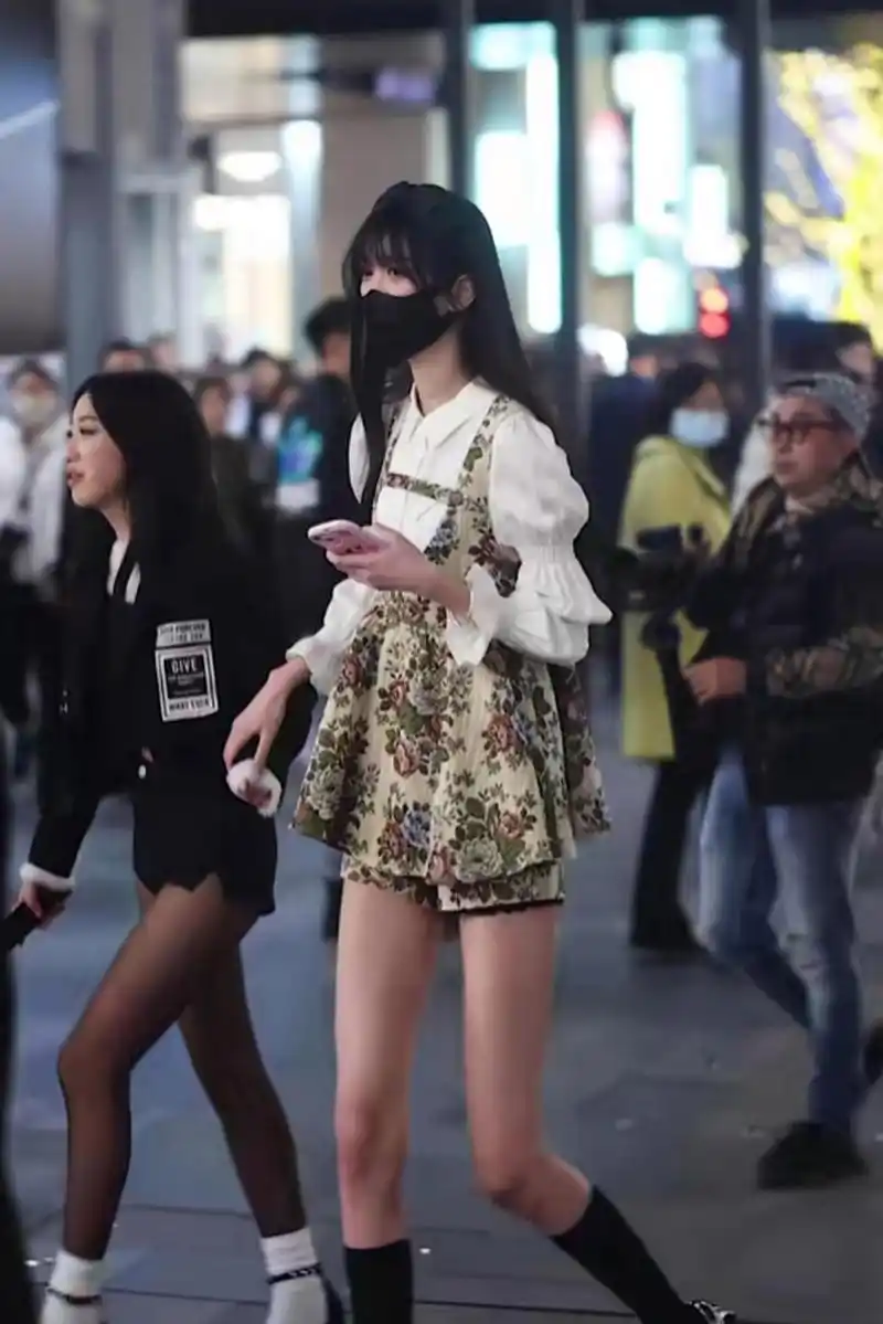 太古街,美女随处可见!#时尚街拍