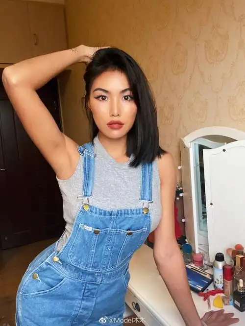 拥有小麦色肤色欧美范容颜,身材超好的健身教练木木,太迷人了