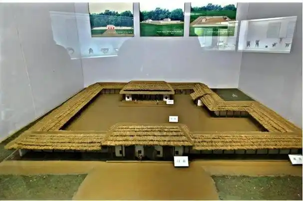 (二里头一号宫殿遗址复原图)专家的这一论断并非空穴来风,而是有着强