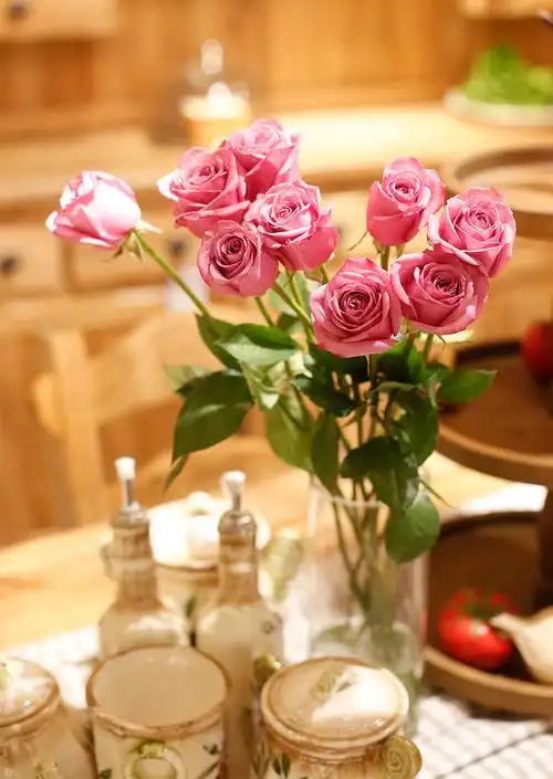 玫瑰花插花时为何发生弯头情况