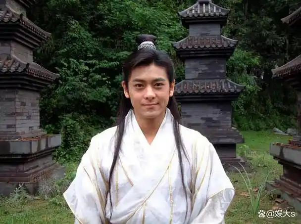 著名台湾男演员林志颖也是一位赛车手,他在《绝代双骄》和《天龙八部