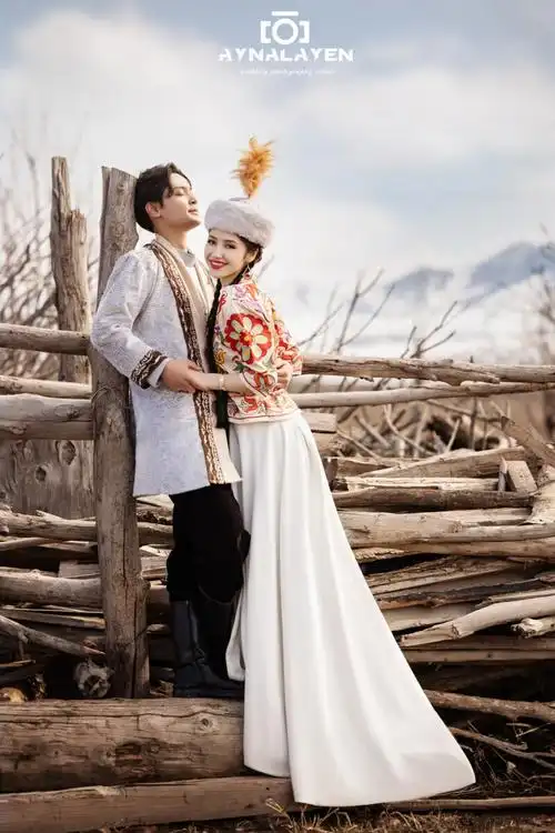 哈萨克族民族风格现代化民族风格时尚款民族款融合新疆情侣美女帅哥