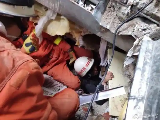 他妈妈救出来了