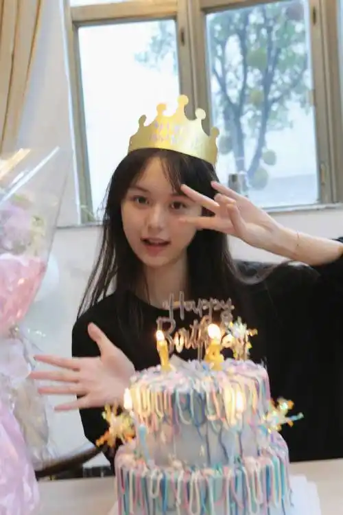 刘楚恬分享生日美照,14岁已出落得亭亭玉立,笑容甜美有活力_星八卦_扒