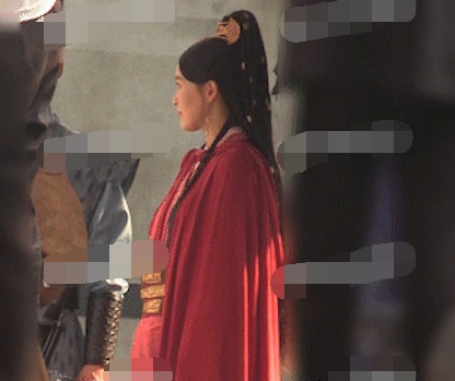 怀孕实锤?唐嫣片场挺巨肚似已有六月身孕