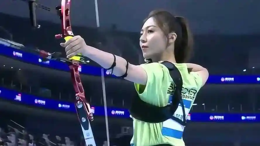 超新星全运会:黄梦莹实力射箭28环,于小彤-很稳!