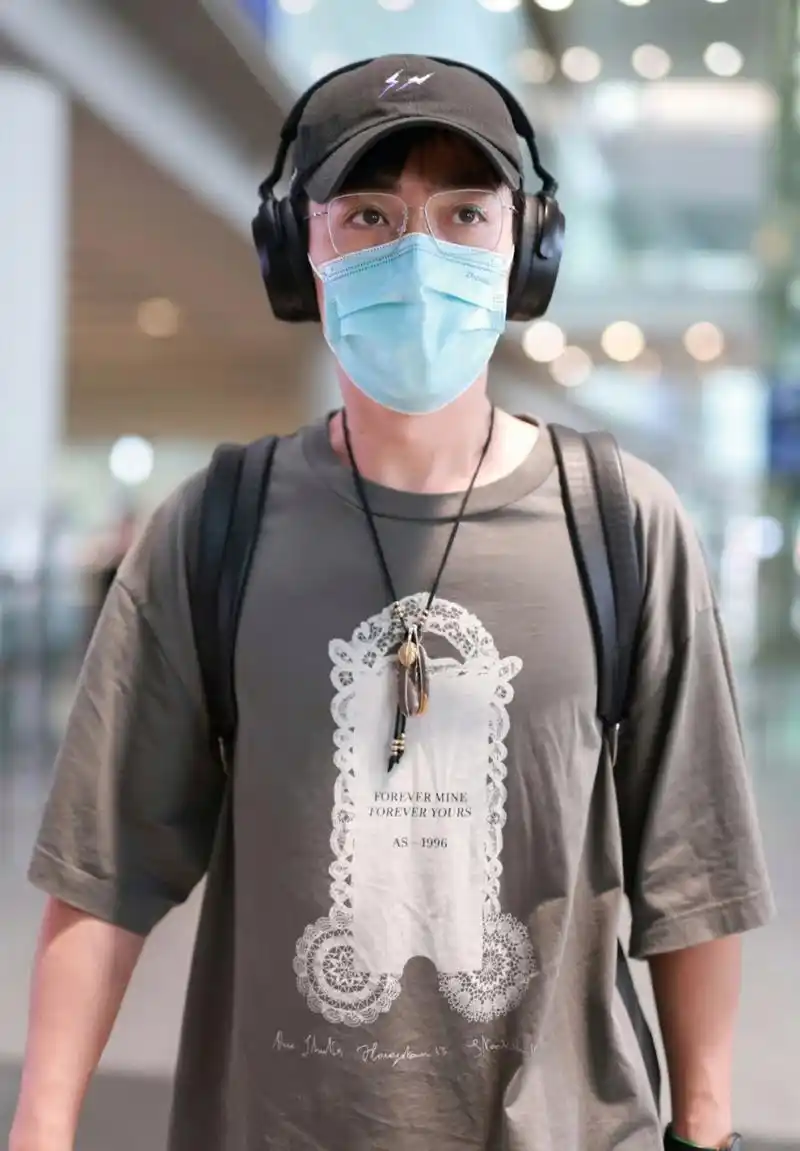 朱一龙 现身机场,挂脖耳机双肩包,简单清爽的大男孩.